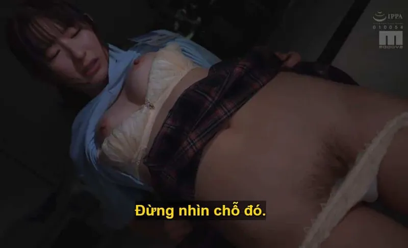 Người sếp trên dự mưu quan hệ tình dục với cô em dưới quyền kiêu kỳ lười nhác, suốt ngày chỉ chăm chăm chat chit cùng bạn trai.